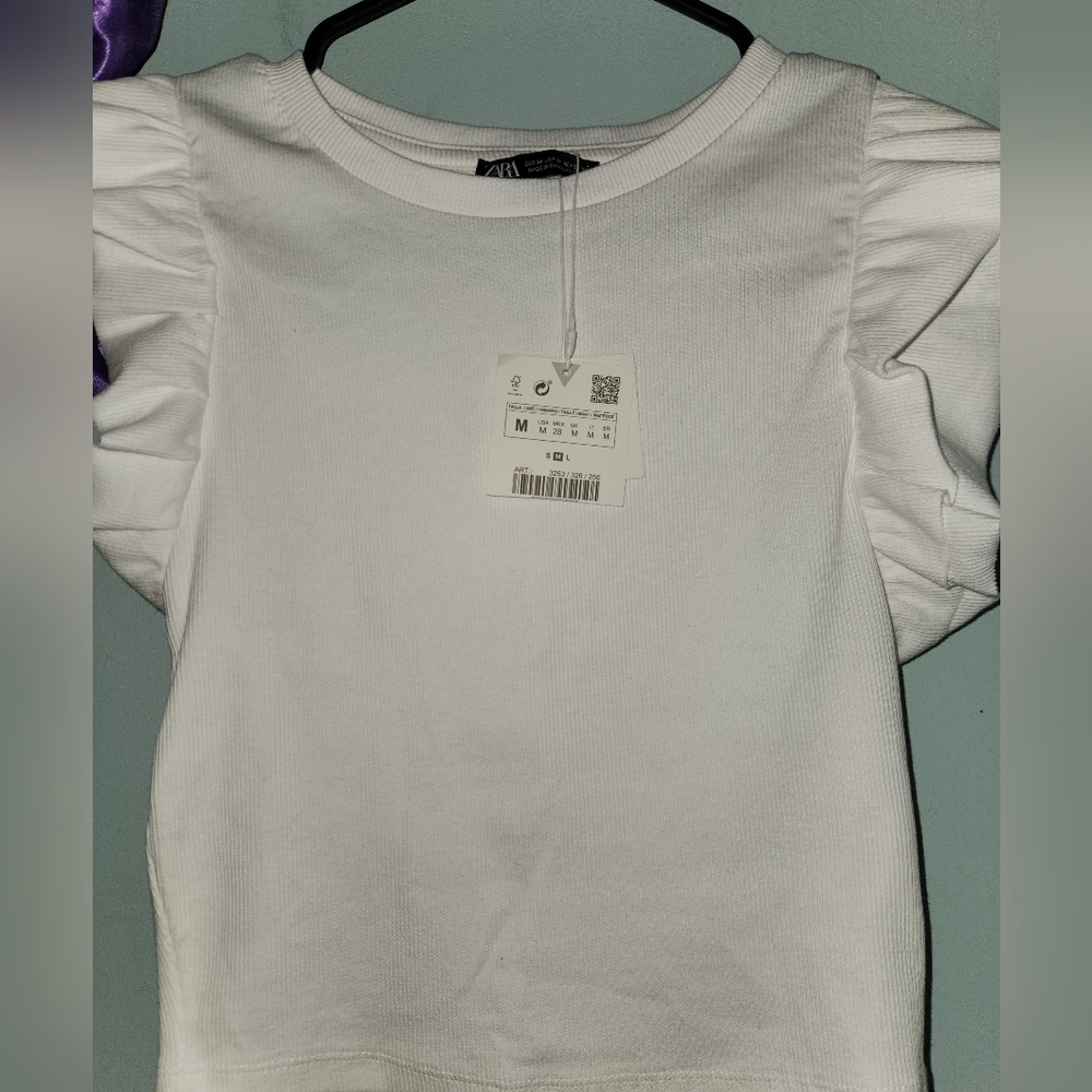 Zara cropped super cute ribbed top with stretch szM  dress up or down .